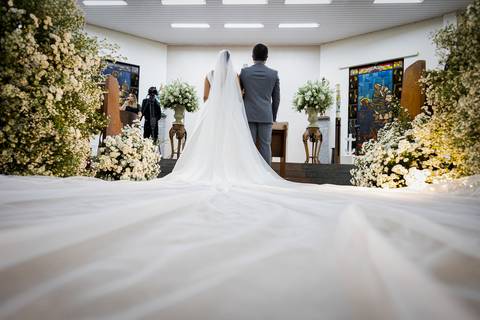 casar-casamento-wedding-cerimonia-make-noiva-noivo-araguari-vestido-maquiagem-buque-madrinha-daniel-custodio-uberlandia-festa-cerimonial-amor-aliança-video-dj-buffet-damas-love-fotografias-fotografo-minas-gerais-carro-pista-banda-cabelo-igreja-padre-reels'