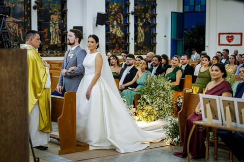 casar-casamento-wedding-cerimonia-make-noiva-noivo-araguari-vestido-maquiagem-buque-madrinha-daniel-custodio-uberlandia-festa-cerimonial-amor-aliança-video-dj-buffet-damas-love-fotografias-fotografo-minas-gerais-carro-pista-banda-cabelo-igreja-padre-reels'