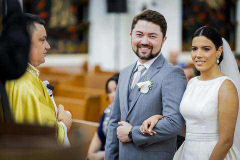 casar-casamento-wedding-cerimonia-make-noiva-noivo-araguari-vestido-maquiagem-buque-madrinha-daniel-custodio-uberlandia-festa-cerimonial-amor-aliança-video-dj-buffet-damas-love-fotografias-fotografo-minas-gerais-carro-pista-banda-cabelo-igreja-padre-reels'