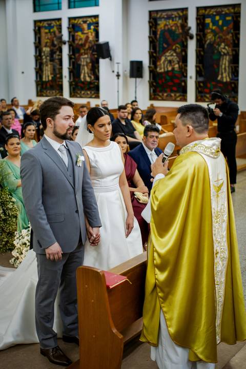casar-casamento-wedding-cerimonia-make-noiva-noivo-araguari-vestido-maquiagem-buque-madrinha-daniel-custodio-uberlandia-festa-cerimonial-amor-aliança-video-dj-buffet-damas-love-fotografias-fotografo-minas-gerais-carro-pista-banda-cabelo-igreja-padre-reels'