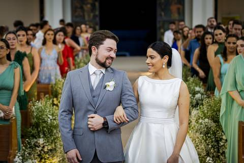 casar-casamento-wedding-cerimonia-make-noiva-noivo-araguari-vestido-maquiagem-buque-madrinha-daniel-custodio-uberlandia-festa-cerimonial-amor-aliança-video-dj-buffet-damas-love-fotografias-fotografo-minas-gerais-carro-pista-banda-cabelo-igreja-padre-reels'