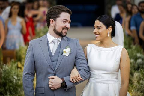 casar-casamento-wedding-cerimonia-make-noiva-noivo-araguari-vestido-maquiagem-buque-madrinha-daniel-custodio-uberlandia-festa-cerimonial-amor-aliança-video-dj-buffet-damas-love-fotografias-fotografo-minas-gerais-carro-pista-banda-cabelo-igreja-padre-reels'