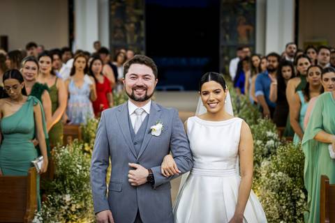 casar-casamento-wedding-cerimonia-make-noiva-noivo-araguari-vestido-maquiagem-buque-madrinha-daniel-custodio-uberlandia-festa-cerimonial-amor-aliança-video-dj-buffet-damas-love-fotografias-fotografo-minas-gerais-carro-pista-banda-cabelo-igreja-padre-reels'