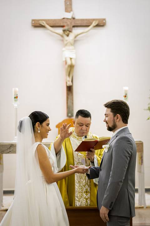 casar-casamento-wedding-cerimonia-make-noiva-noivo-araguari-vestido-maquiagem-buque-madrinha-daniel-custodio-uberlandia-festa-cerimonial-amor-aliança-video-dj-buffet-damas-love-fotografias-fotografo-minas-gerais-carro-pista-banda-cabelo-igreja-padre-reels'