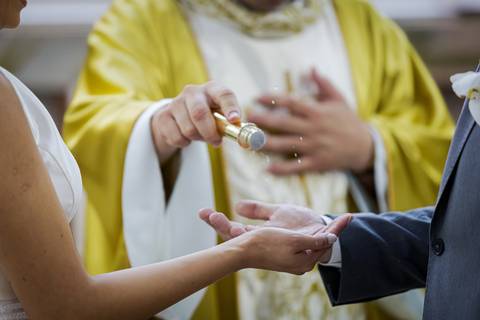 casar-casamento-wedding-cerimonia-make-noiva-noivo-araguari-vestido-maquiagem-buque-madrinha-daniel-custodio-uberlandia-festa-cerimonial-amor-aliança-video-dj-buffet-damas-love-fotografias-fotografo-minas-gerais-carro-pista-banda-cabelo-igreja-padre-reels'