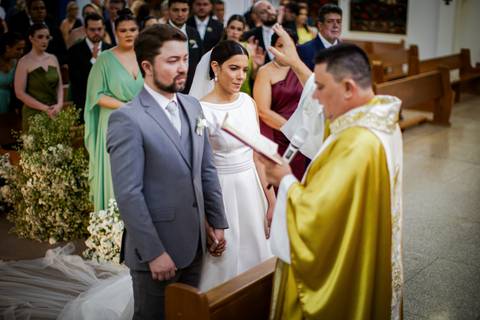casar-casamento-wedding-cerimonia-make-noiva-noivo-araguari-vestido-maquiagem-buque-madrinha-daniel-custodio-uberlandia-festa-cerimonial-amor-aliança-video-dj-buffet-damas-love-fotografias-fotografo-minas-gerais-carro-pista-banda-cabelo-igreja-padre-reels'