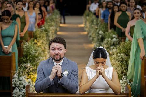 casar-casamento-wedding-cerimonia-make-noiva-noivo-araguari-vestido-maquiagem-buque-madrinha-daniel-custodio-uberlandia-festa-cerimonial-amor-aliança-video-dj-buffet-damas-love-fotografias-fotografo-minas-gerais-carro-pista-banda-cabelo-igreja-padre-reels'