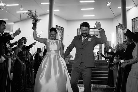 casar-casamento-wedding-cerimonia-make-noiva-noivo-araguari-vestido-maquiagem-buque-madrinha-daniel-custodio-uberlandia-festa-cerimonial-amor-aliança-video-dj-buffet-damas-love-fotografias-fotografo-minas-gerais-carro-pista-banda-cabelo-igreja-padre-reels'