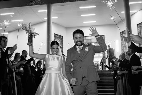 casar-casamento-wedding-cerimonia-make-noiva-noivo-araguari-vestido-maquiagem-buque-madrinha-daniel-custodio-uberlandia-festa-cerimonial-amor-aliança-video-dj-buffet-damas-love-fotografias-fotografo-minas-gerais-carro-pista-banda-cabelo-igreja-padre-reels'