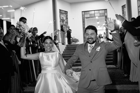 casar-casamento-wedding-cerimonia-make-noiva-noivo-araguari-vestido-maquiagem-buque-madrinha-daniel-custodio-uberlandia-festa-cerimonial-amor-aliança-video-dj-buffet-damas-love-fotografias-fotografo-minas-gerais-carro-pista-banda-cabelo-igreja-padre-reels'