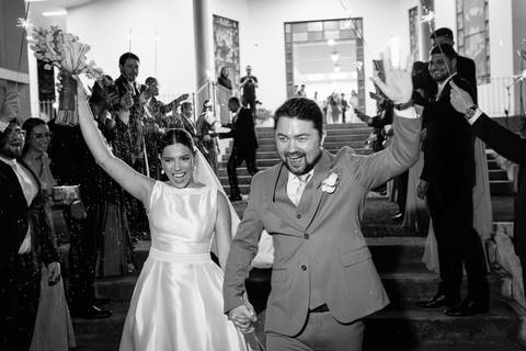 casar-casamento-wedding-cerimonia-make-noiva-noivo-araguari-vestido-maquiagem-buque-madrinha-daniel-custodio-uberlandia-festa-cerimonial-amor-aliança-video-dj-buffet-damas-love-fotografias-fotografo-minas-gerais-carro-pista-banda-cabelo-igreja-padre-reels'
