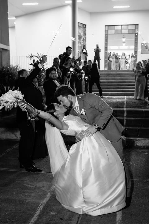 casar-casamento-wedding-cerimonia-make-noiva-noivo-araguari-vestido-maquiagem-buque-madrinha-daniel-custodio-uberlandia-festa-cerimonial-amor-aliança-video-dj-buffet-damas-love-fotografias-fotografo-minas-gerais-carro-pista-banda-cabelo-igreja-padre-reels'