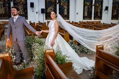 casar-casamento-wedding-cerimonia-make-noiva-noivo-araguari-vestido-maquiagem-buque-madrinha-daniel-custodio-uberlandia-festa-cerimonial-amor-aliança-video-dj-buffet-damas-love-fotografias-fotografo-minas-gerais-carro-pista-banda-cabelo-igreja-padre-reels'