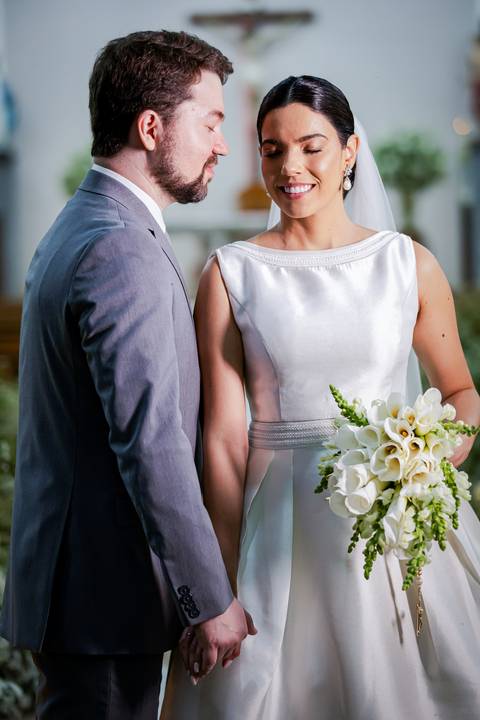 casar-casamento-wedding-cerimonia-make-noiva-noivo-araguari-vestido-maquiagem-buque-madrinha-daniel-custodio-uberlandia-festa-cerimonial-amor-aliança-video-dj-buffet-damas-love-fotografias-fotografo-minas-gerais-carro-pista-banda-cabelo-igreja-padre-reels'