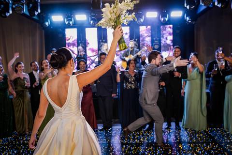 casar-casamento-wedding-cerimonia-make-noiva-noivo-araguari-vestido-maquiagem-buque-madrinha-daniel-custodio-uberlandia-festa-cerimonial-amor-aliança-video-dj-buffet-damas-love-fotografias-fotografo-minas-gerais-carro-pista-banda-cabelo-igreja-padre-reels'