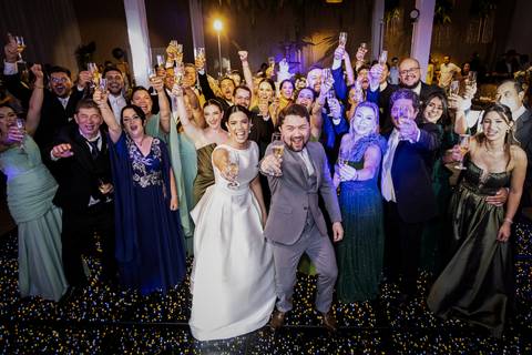 casar-casamento-wedding-cerimonia-make-noiva-noivo-araguari-vestido-maquiagem-buque-madrinha-daniel-custodio-uberlandia-festa-cerimonial-amor-aliança-video-dj-buffet-damas-love-fotografias-fotografo-minas-gerais-carro-pista-banda-cabelo-igreja-padre-reels'