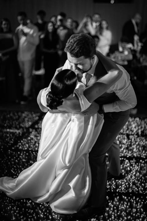 casar-casamento-wedding-cerimonia-make-noiva-noivo-araguari-vestido-maquiagem-buque-madrinha-daniel-custodio-uberlandia-festa-cerimonial-amor-aliança-video-dj-buffet-damas-love-fotografias-fotografo-minas-gerais-carro-pista-banda-cabelo-igreja-padre-reels'