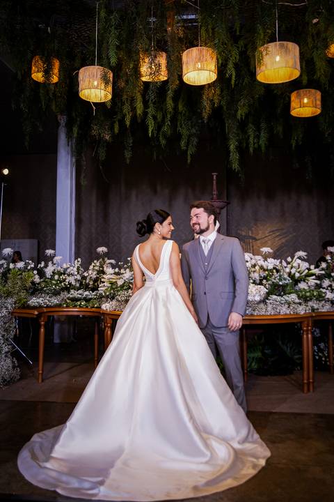 casar-casamento-wedding-cerimonia-make-noiva-noivo-araguari-vestido-maquiagem-buque-madrinha-daniel-custodio-uberlandia-festa-cerimonial-amor-aliança-video-dj-buffet-damas-love-fotografias-fotografo-minas-gerais-carro-pista-banda-cabelo-igreja-padre-reels'