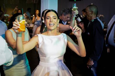 casar-casamento-wedding-cerimonia-make-noiva-noivo-araguari-vestido-maquiagem-buque-madrinha-daniel-custodio-uberlandia-festa-cerimonial-amor-aliança-video-dj-buffet-damas-love-fotografias-fotografo-minas-gerais-carro-pista-banda-cabelo-igreja-padre-reels'