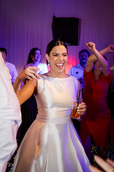 casar-casamento-wedding-cerimonia-make-noiva-noivo-araguari-vestido-maquiagem-buque-madrinha-daniel-custodio-uberlandia-festa-cerimonial-amor-aliança-video-dj-buffet-damas-love-fotografias-fotografo-minas-gerais-carro-pista-banda-cabelo-igreja-padre-reels'