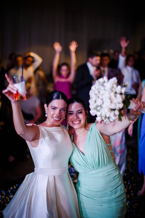 casar-casamento-wedding-cerimonia-make-noiva-noivo-araguari-vestido-maquiagem-buque-madrinha-daniel-custodio-uberlandia-festa-cerimonial-amor-aliança-video-dj-buffet-damas-love-fotografias-fotografo-minas-gerais-carro-pista-banda-cabelo-igreja-padre-reels'