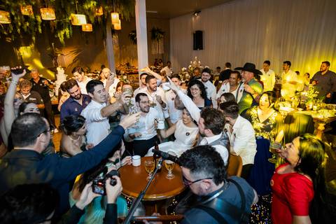 casar-casamento-wedding-cerimonia-make-noiva-noivo-araguari-vestido-maquiagem-buque-madrinha-daniel-custodio-uberlandia-festa-cerimonial-amor-aliança-video-dj-buffet-damas-love-fotografias-fotografo-minas-gerais-carro-pista-banda-cabelo-igreja-padre-reels'