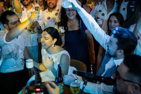 casar-casamento-wedding-cerimonia-make-noiva-noivo-araguari-vestido-maquiagem-buque-madrinha-daniel-custodio-uberlandia-festa-cerimonial-amor-aliança-video-dj-buffet-damas-love-fotografias-fotografo-minas-gerais-carro-pista-banda-cabelo-igreja-padre-reels'