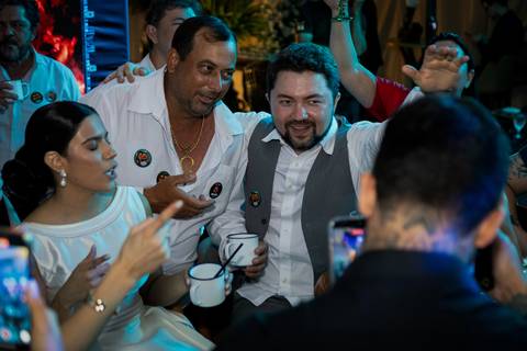 casar-casamento-wedding-cerimonia-make-noiva-noivo-araguari-vestido-maquiagem-buque-madrinha-daniel-custodio-uberlandia-festa-cerimonial-amor-aliança-video-dj-buffet-damas-love-fotografias-fotografo-minas-gerais-carro-pista-banda-cabelo-igreja-padre-reels'
