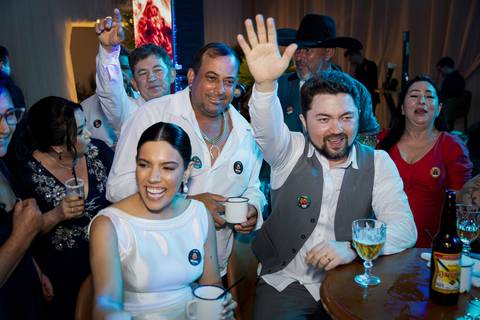 casar-casamento-wedding-cerimonia-make-noiva-noivo-araguari-vestido-maquiagem-buque-madrinha-daniel-custodio-uberlandia-festa-cerimonial-amor-aliança-video-dj-buffet-damas-love-fotografias-fotografo-minas-gerais-carro-pista-banda-cabelo-igreja-padre-reels'