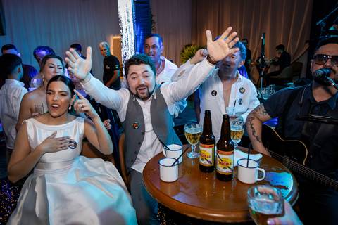casar-casamento-wedding-cerimonia-make-noiva-noivo-araguari-vestido-maquiagem-buque-madrinha-daniel-custodio-uberlandia-festa-cerimonial-amor-aliança-video-dj-buffet-damas-love-fotografias-fotografo-minas-gerais-carro-pista-banda-cabelo-igreja-padre-reels'
