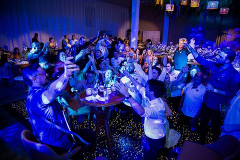 casar-casamento-wedding-cerimonia-make-noiva-noivo-araguari-vestido-maquiagem-buque-madrinha-daniel-custodio-uberlandia-festa-cerimonial-amor-aliança-video-dj-buffet-damas-love-fotografias-fotografo-minas-gerais-carro-pista-banda-cabelo-igreja-padre-reels'