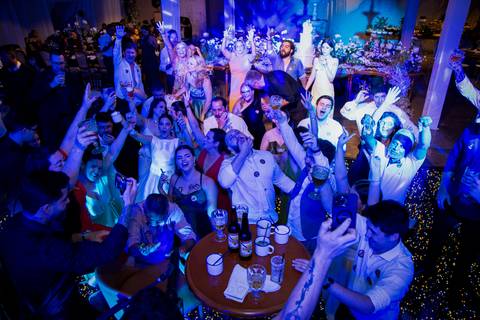 casar-casamento-wedding-cerimonia-make-noiva-noivo-araguari-vestido-maquiagem-buque-madrinha-daniel-custodio-uberlandia-festa-cerimonial-amor-aliança-video-dj-buffet-damas-love-fotografias-fotografo-minas-gerais-carro-pista-banda-cabelo-igreja-padre-reels'