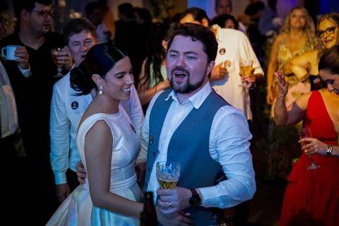 casar-casamento-wedding-cerimonia-make-noiva-noivo-araguari-vestido-maquiagem-buque-madrinha-daniel-custodio-uberlandia-festa-cerimonial-amor-aliança-video-dj-buffet-damas-love-fotografias-fotografo-minas-gerais-carro-pista-banda-cabelo-igreja-padre-reels'