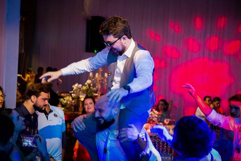 casar-casamento-wedding-cerimonia-make-noiva-noivo-araguari-vestido-maquiagem-buque-madrinha-daniel-custodio-uberlandia-festa-cerimonial-amor-aliança-video-dj-buffet-damas-love-fotografias-fotografo-minas-gerais-carro-pista-banda-cabelo-igreja-padre-reels'