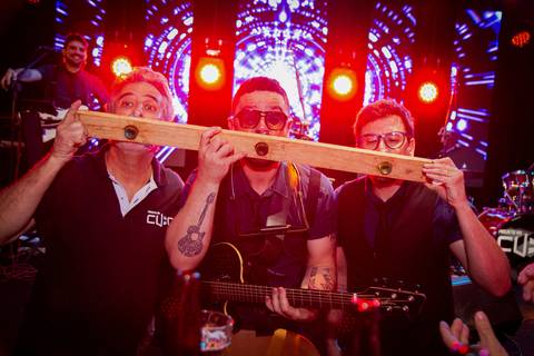 casar-casamento-wedding-cerimonia-make-noiva-noivo-araguari-vestido-maquiagem-buque-madrinha-daniel-custodio-uberlandia-festa-cerimonial-amor-aliança-video-dj-buffet-damas-love-fotografias-fotografo-minas-gerais-carro-pista-banda-cabelo-igreja-padre-reels'