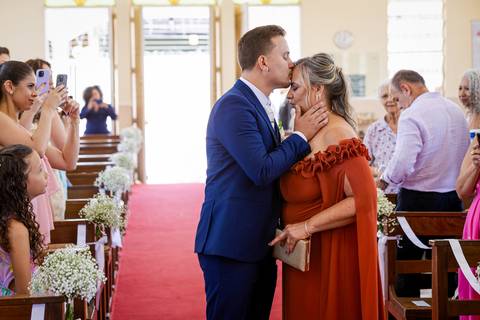 casar-casamento-wedding-cerimonia-make-noiva-noivo-araguari-vestido-maquiagem-buque-madrinha-daniel-custodio-uberlandia-festa-cerimonial-amor-aliança-video-dj-buffet-damas-love-fotografias-fotografo-minas-gerais-carro-pista-banda-cabelo-igreja-padre-reels'