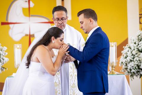 casar-casamento-wedding-cerimonia-make-noiva-noivo-araguari-vestido-maquiagem-buque-madrinha-daniel-custodio-uberlandia-festa-cerimonial-amor-aliança-video-dj-buffet-damas-love-fotografias-fotografo-minas-gerais-carro-pista-banda-cabelo-igreja-padre-reels'