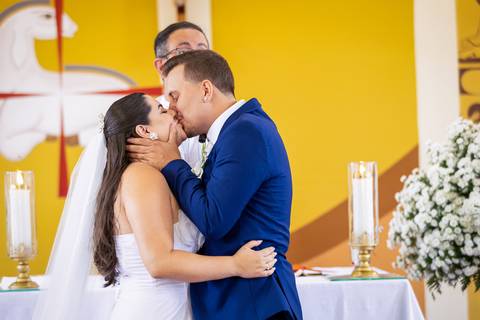 casar-casamento-wedding-cerimonia-make-noiva-noivo-araguari-vestido-maquiagem-buque-madrinha-daniel-custodio-uberlandia-festa-cerimonial-amor-aliança-video-dj-buffet-damas-love-fotografias-fotografo-minas-gerais-carro-pista-banda-cabelo-igreja-padre-reels'