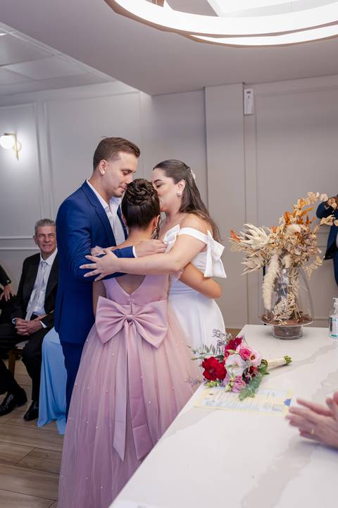 casar-casamento-wedding-cerimonia-make-noiva-noivo-araguari-vestido-maquiagem-buque-madrinha-daniel-custodio-uberlandia-festa-cerimonial-amor-aliança-video-dj-buffet-damas-love-fotografias-fotografo-minas-gerais-carro-pista-banda-cabelo-igreja-padre-reels'