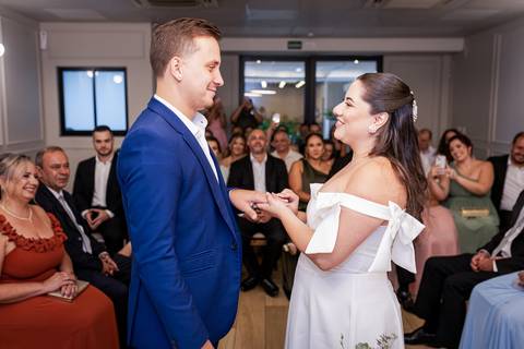 casar-casamento-wedding-cerimonia-make-noiva-noivo-araguari-vestido-maquiagem-buque-madrinha-daniel-custodio-uberlandia-festa-cerimonial-amor-aliança-video-dj-buffet-damas-love-fotografias-fotografo-minas-gerais-carro-pista-banda-cabelo-igreja-padre-reels'