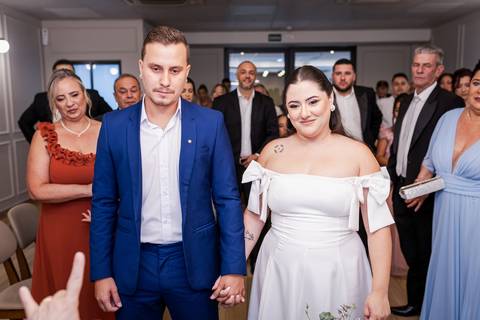 casar-casamento-wedding-cerimonia-make-noiva-noivo-araguari-vestido-maquiagem-buque-madrinha-daniel-custodio-uberlandia-festa-cerimonial-amor-aliança-video-dj-buffet-damas-love-fotografias-fotografo-minas-gerais-carro-pista-banda-cabelo-igreja-padre-reels'