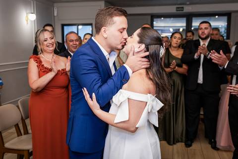 casar-casamento-wedding-cerimonia-make-noiva-noivo-araguari-vestido-maquiagem-buque-madrinha-daniel-custodio-uberlandia-festa-cerimonial-amor-aliança-video-dj-buffet-damas-love-fotografias-fotografo-minas-gerais-carro-pista-banda-cabelo-igreja-padre-reels'