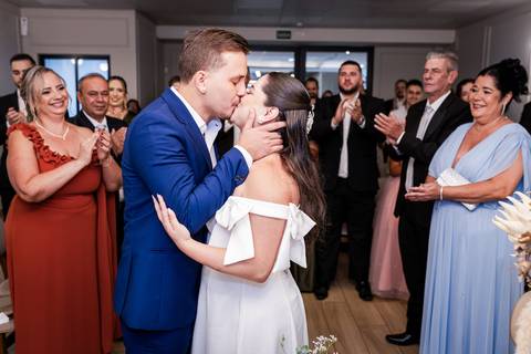 casar-casamento-wedding-cerimonia-make-noiva-noivo-araguari-vestido-maquiagem-buque-madrinha-daniel-custodio-uberlandia-festa-cerimonial-amor-aliança-video-dj-buffet-damas-love-fotografias-fotografo-minas-gerais-carro-pista-banda-cabelo-igreja-padre-reels'