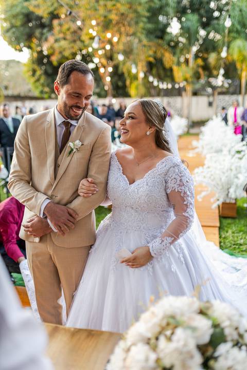 casar-casamento-wedding-cerimonia-make-noiva-noivo-araguari-vestido-maquiagem-buque-madrinha-daniel-custodio-uberlandia-festa-cerimonial-amor-aliança-video-dj-buffet-damas-love-fotografias-fotografo-minas-gerais-carro-pista-banda-cabelo-igreja-padre-reels'