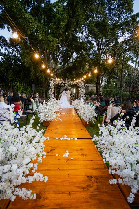 casar-casamento-wedding-cerimonia-make-noiva-noivo-araguari-vestido-maquiagem-buque-madrinha-daniel-custodio-uberlandia-festa-cerimonial-amor-aliança-video-dj-buffet-damas-love-fotografias-fotografo-minas-gerais-carro-pista-banda-cabelo-igreja-padre-reels'