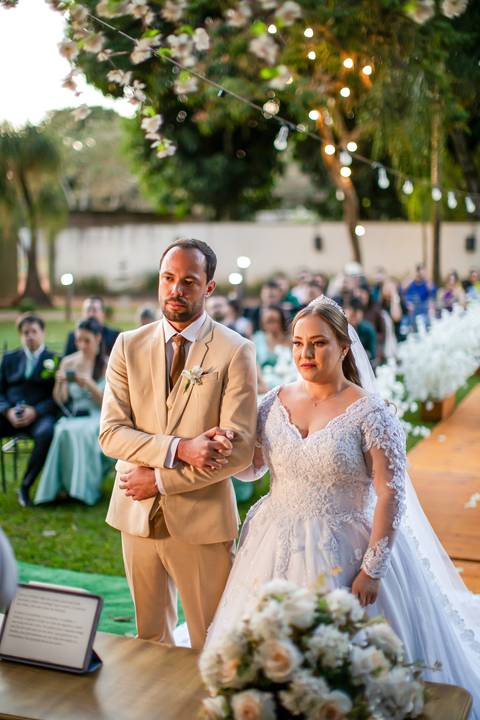 casar-casamento-wedding-cerimonia-make-noiva-noivo-araguari-vestido-maquiagem-buque-madrinha-daniel-custodio-uberlandia-festa-cerimonial-amor-aliança-video-dj-buffet-damas-love-fotografias-fotografo-minas-gerais-carro-pista-banda-cabelo-igreja-padre-reels'