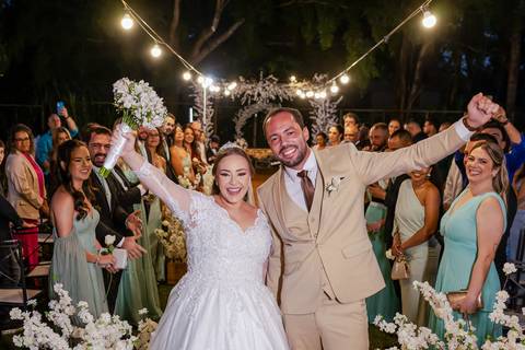 casar-casamento-wedding-cerimonia-make-noiva-noivo-araguari-vestido-maquiagem-buque-madrinha-daniel-custodio-uberlandia-festa-cerimonial-amor-aliança-video-dj-buffet-damas-love-fotografias-fotografo-minas-gerais-carro-pista-banda-cabelo-igreja-padre-reels'