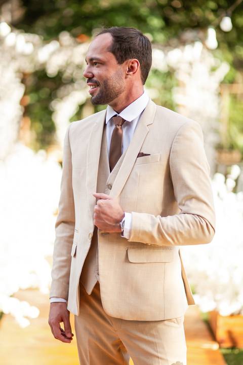 casar-casamento-wedding-cerimonia-make-noiva-noivo-araguari-vestido-maquiagem-buque-madrinha-daniel-custodio-uberlandia-festa-cerimonial-amor-aliança-video-dj-buffet-damas-love-fotografias-fotografo-minas-gerais-carro-pista-banda-cabelo-igreja-padre-reels'