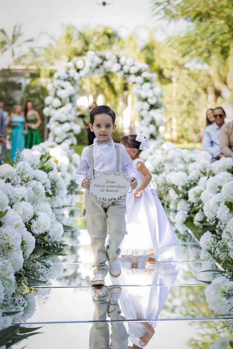 casamento-casar-makepoff-noiva-vestido-espaço-buque-vestido-madrinha-padrinhos-noivo-barbearia-terno-dama-chacra-buffet-dj-banda-amor-wedding-aliança-festa-gravata-foto-fotografias-foto-daniel-custodio-uberlandia-minas-gerais'