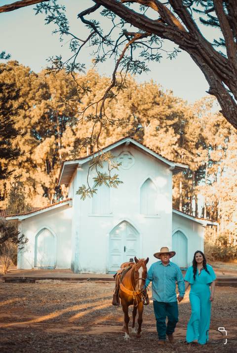 pre-wedding-camila-e-pablo-uberlandia-floresta-do-lobo-fernanda-naves-estação-ensaio-com-cavalos'